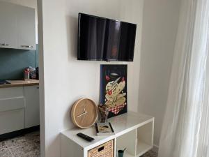 een woonkamer met een tv aan de muur bij Fuori ci sta il mare! in Rimini