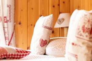 Postel nebo postele na pokoji v ubytování Hôtel Dents de Veisivi