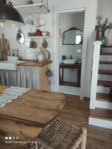 - une cuisine avec une table, un évier et un miroir dans l'établissement La Esencia, à Ríocorvo