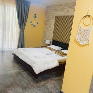 a bedroom with a large bed with yellow walls at Hotel Boutique Casa Venusian in Venus