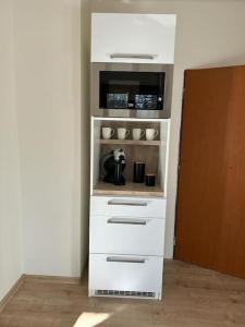 una cucina con mobile bianco e forno a microonde di Centrum FnO a Frýdek-Místek