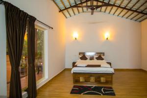 Un pat sau paturi într-o cameră la La Station Resort Vagator