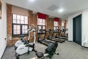 a row of exercise bikes in a fitness room at Stylish 1-Bed Studio - Heart of Nottingham in Nottingham