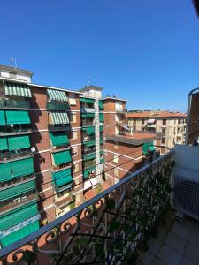 een appartementencomplex met groene balkons op een balkon bij Appartamento La Spezia 5 Min Dalla Stazione Centrale in La Spezia