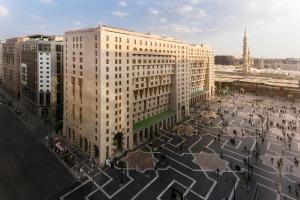 una vista aérea de un gran edificio en una ciudad en Sofitel Shahd Al Madinah, en Medina