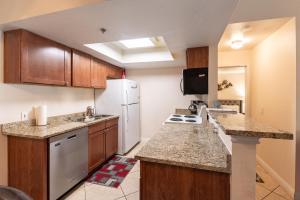 Stylish, Cozy 2BR,2BA Condo near Rio, Vegas Luxuryにあるキッチンまたは簡易キッチン