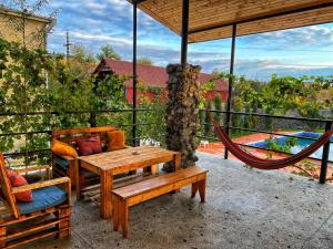 un patio con un'amaca, un tavolo e delle sedie di Varga Kvareli a Kvareli