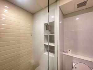 a bathroom with a glass shower with a toilet at Ramada素坤逸87 Loft 空中酒吧 高层景观 BTS On Nut in Bangkok