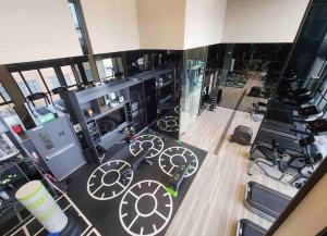 Fitness centrum a/nebo fitness zařízení v ubytování 2309 Siamese素坤逸87 Loft 空中酒吧 高层景观 BTS On Nut + 27 fotografií