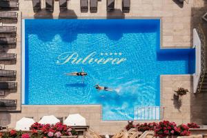 Bazén v ubytování Thermenwelt Hotel Pulverer nebo v jeho okolí