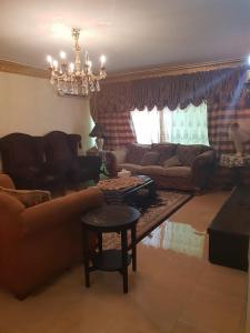 ein Wohnzimmer mit einem Sofa und einem Tisch in der Unterkunft Luxury 3 rooms Flat in Kairo