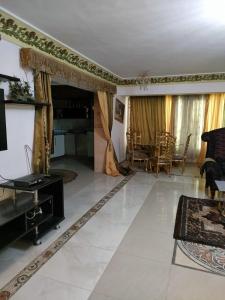 ein Wohnzimmer mit einem Sofa und einem Tisch in der Unterkunft Luxury 3 rooms Flat in Kairo