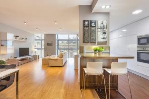 a kitchen and living room with a table and chairs at Cartagena Centro in Cartagena