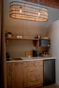 cocina con fregadero y microondas en Andes Clarens Guesthouse en Clarens