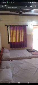 un grupo de camas en una habitación con ventana en Coco Beach Gokarna en Gokarna