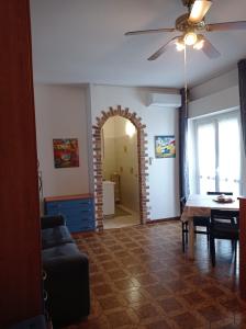 a living room with a table and a ceiling fan at La casa di Dario in Pero