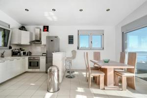 Kuchyň nebo kuchyňský kout v ubytování Villa Porto katsiki