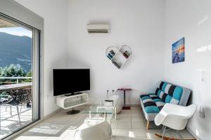 TV a/nebo společenská místnost v ubytování Villa Porto katsiki