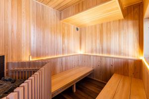 een sauna met een houten bank en een houten tafel bij ヴィラかくれが in Sano