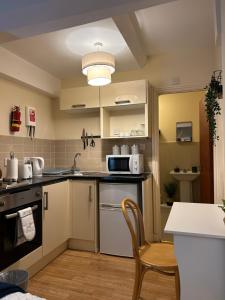 倫敦的住宿－Cozy studio，厨房配有水槽和台面