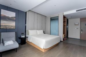 Voodi või voodid majutusasutuse Atour X Hotel Zhuhai Gongbei Port High Speed Railway Station toas