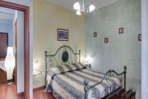 ローマにあるOlimpia Apartmentのベッドルーム1室(ベッド1台付)