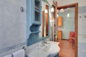 ローマにあるOlimpia Apartmentのバスルーム(洗面台、鏡付)