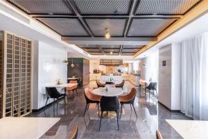 烏魯木齊的住宿－乌鲁木齐机场德港万达亚朵酒店，一间在房间内配有桌椅的餐厅
