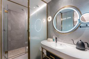 上海的住宿－上海徐家汇交大轻居酒店，一间带水槽和镜子的浴室