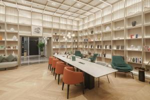 泰安泰安泰山景区盘古天地亚朵酒店的一间有长桌和椅子的大房间