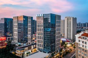 een luchtzicht op een stad met hoge gebouwen bij Atour Hotel Kunming Nanyue City in Kunming