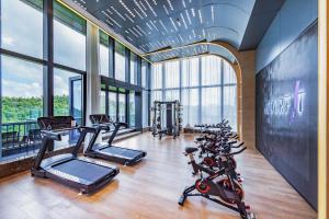 Fitness centrum a/nebo fitness zařízení v ubytování Atour S Hotel Zhuhai Gongbei Port NetEase Selected