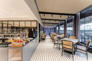 a restaurant with tables and chairs and a cafeteria at Atour X Hotel Shanghai Pudong Zhangjiang Park in Shanghai