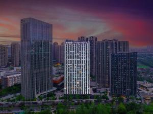 grupa wysokich budynków w mieście w obiekcie Atour Hotel Chengdu East Station Greenland 468 Center w mieście Chengdu