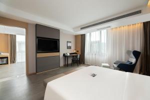 Μια τηλεόραση ή/και κέντρο ψυχαγωγίας στο Atour S Hotel Xinghai Square +25 φωτογραφίες