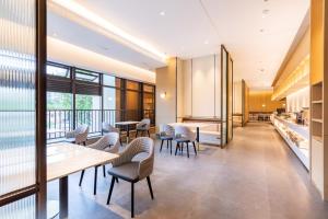Kuchyň nebo kuchyňský kout v ubytování Atour Hotel Zhaoqing Qixingyan