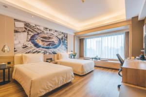 Postel nebo postele na pokoji v ubytování Atour Hotel Shanghai Wujiaochang Dabaishu