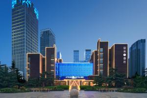 een uitzicht op de skyline van de stad met hoge gebouwen bij Atour S Hotel Xinghai Square in Dalian