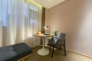 a small room with a table and chairs and a window at Atour Hotel Dongguan Nancheng International Trade Center in Dongguan