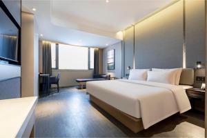 Postel nebo postele na pokoji v ubytování Atour Hotel Shaoxing Heqiao
