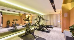 瀋陽的住宿－沈阳火车站太原街亚朵酒店，一间健身房,里面设有跑步机和椭圆机