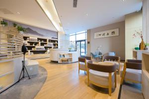 a salon with a waiting room with chairs and tables at Atour Hotel Qinhuangdao Xiangxi Sea in Qinhuangdao