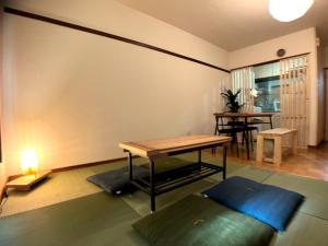 - un salon avec une table et deux tables dans l'établissement City YUNOKAWA Vacation stay, à Hakodate