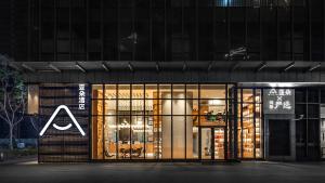 een winkel voor een gebouw 's nachts bij Atour Hotel Chengdu Jiuyanqiao NetEase Selected in Chengdu
