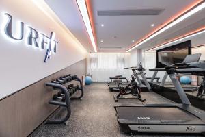 einen Fitnessraum mit mehreren Laufbändern und Kardiogeräten in der Unterkunft Atour Hotel Fuzhou Wusi Road Hot Spring Park in Fuzhou