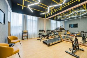 un gimnasio con cintas de correr y equipos de ejercicio en una habitación en Atour Hotel Ningbo International Convention and Exhibition Center en Ningbo