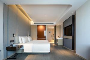Postel nebo postele na pokoji v ubytování Atour Hotel Shaoxing Heqiao