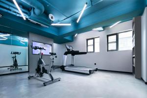 a gym with two treadmills and a treadmill at Atour Light Hotel Wuhan Jiangtan Jianghan Road Pedestrian Street in Wuhan