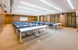 Chambre avec rangées de tables et de chaises bleues dans l'établissement Atour Hotel Shenzhen Nanshan Shekou, à Shenzhen