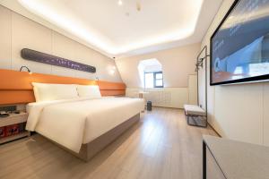 Een bed of bedden in een kamer bij Atour Light Hotel Beijing Tiantongyuan Lishuiqiao Station